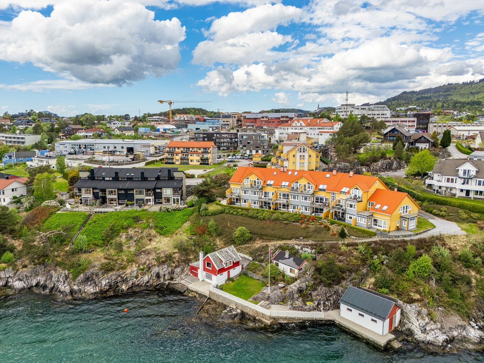 Leiligheten har en attraktiv, vestvendt beliggenhet i et etablert og populært boligområde meget sentralt i Knarvik Galleribilde