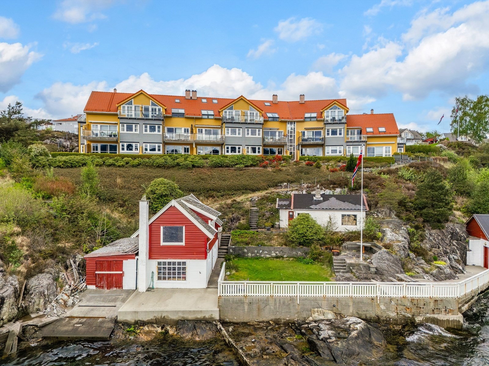 Fellessameiet (Sameiet Knarvik Terrasse Fellesområde) eier også fellesarealene på bnr. 335 samt et flott fellesområde nede ved sjøen på gnr. 188 bnr. 755 foran Kvassnesvegen 49. Her er det et lite kaiområde med badetrapp, samt en eldre sjøbu og et naust Galleribilde