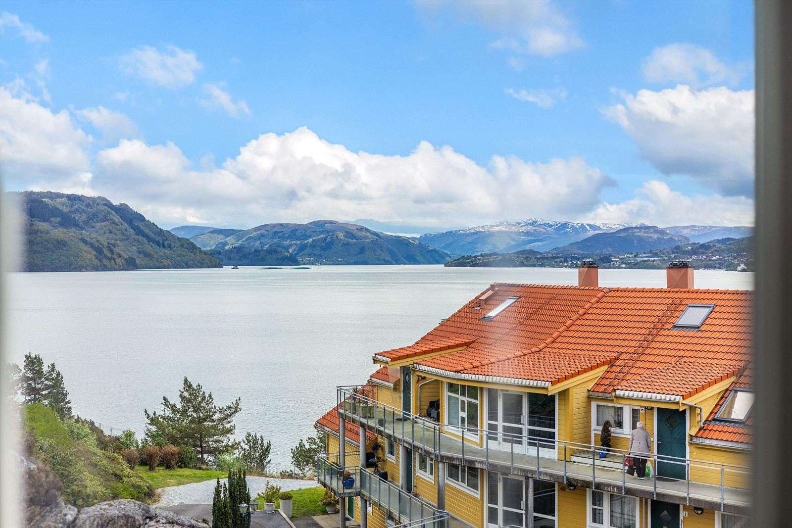 Utsikt fra soverom 2 innover Sørfjorden med Osterøy på venstre hånd og Hylkje på høyre hånd Galleribilde