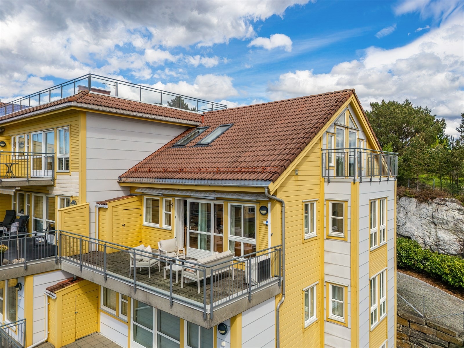 Stor selveierleilighet over byggets to øverste plan Galleribilde