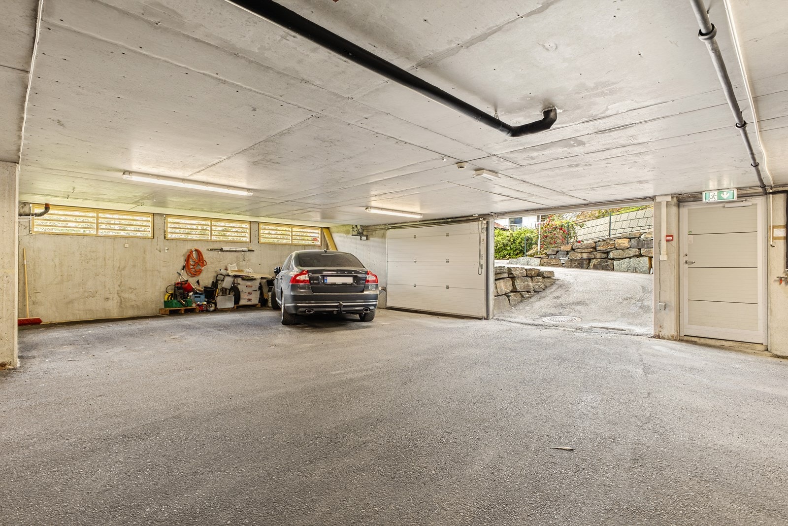 Fast garasjeplass like innfor porten (til venstre i bildet) plasserer bilen tørt og fint hele året Galleribilde