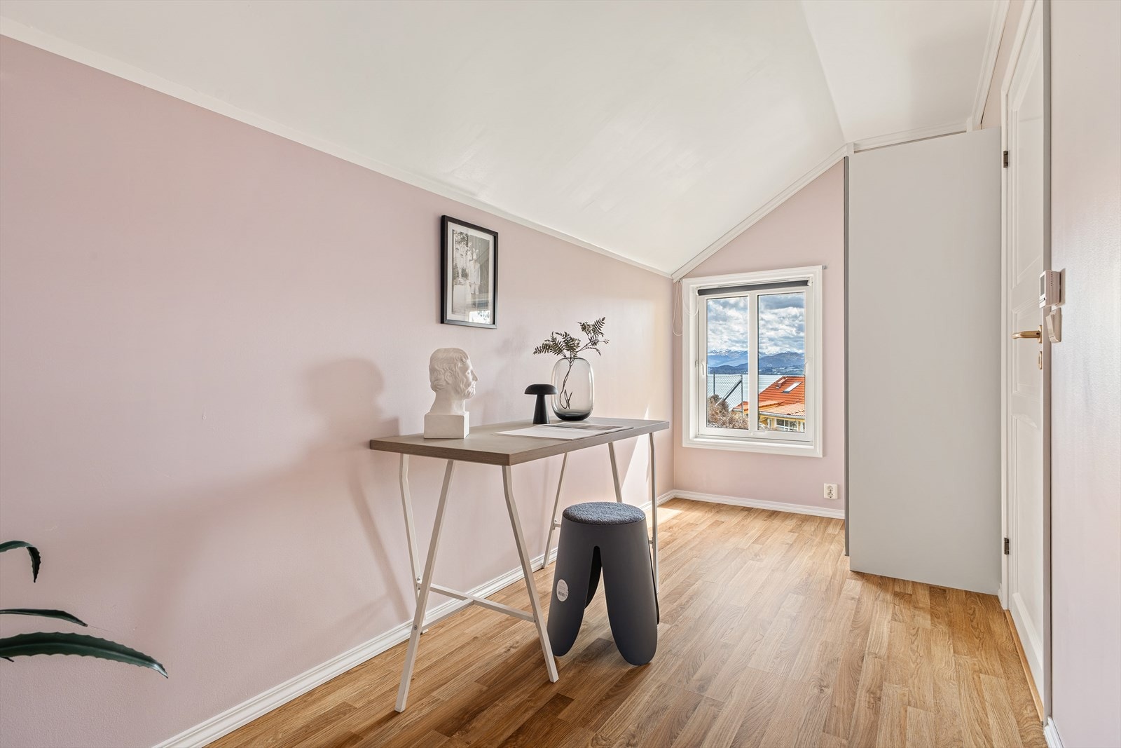 Hovedetasjen inneholder to soverom, hvor det ene i dag er innredet som kontor Galleribilde