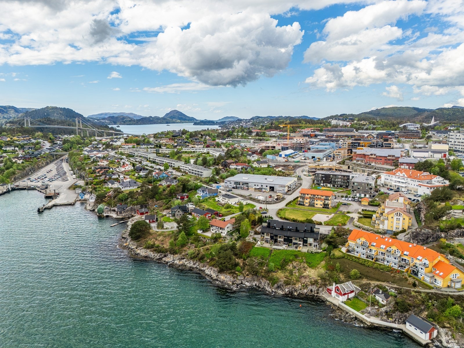 Fra Knarvik kai som kun ligger ca 400 m gange fra sameiet, går det hurtigbåt som tar deg behagelig og raskt til Bergen sentrum Galleribilde