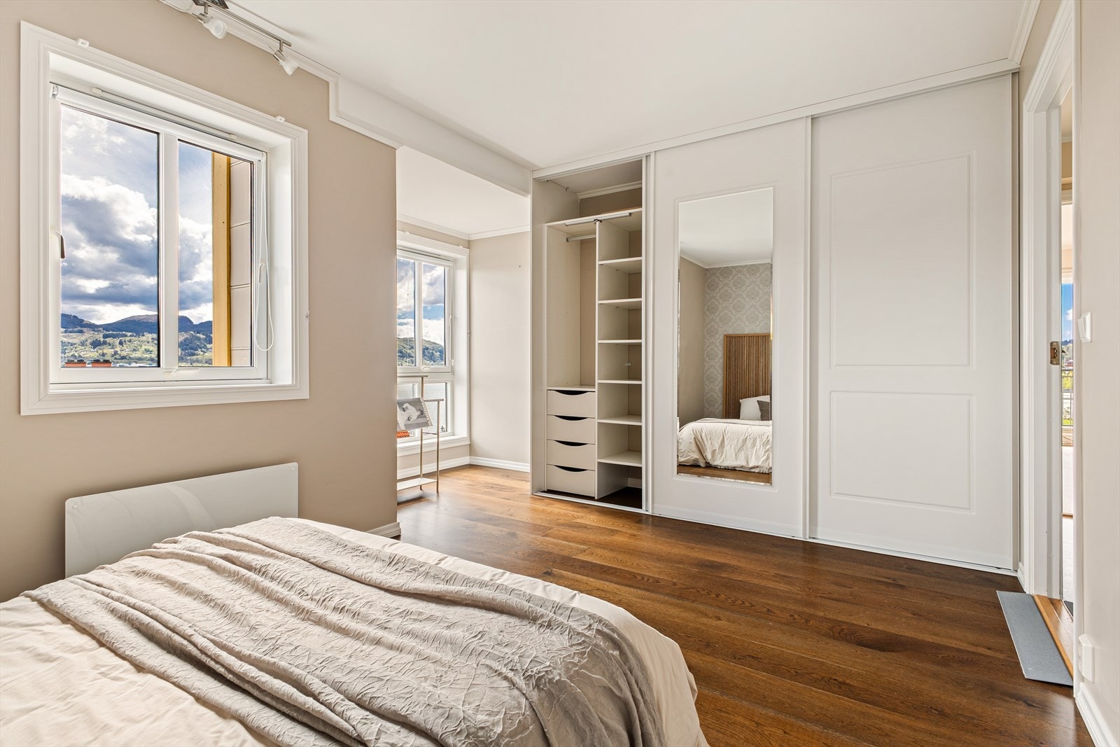 Det er meget gode oppbevaringsmuligheter i plassbygget garderobe, og i et utstikk mot sjøen er det egen utkikkspost Galleribilde