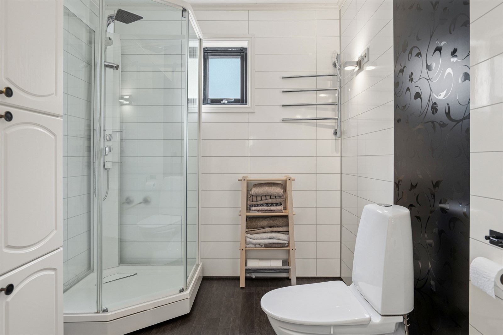 Badet i hovedetasjen har våtromsplater på veggene og vinylbelegg på gulvet. Galleribilde