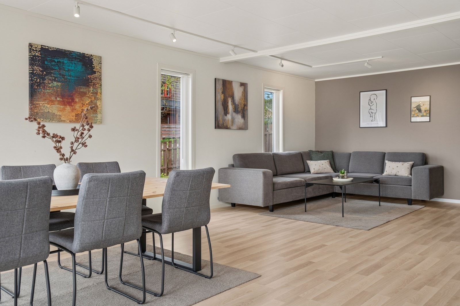 Stuen gir god plass til både sofa- og spisegruppe. Galleribilde