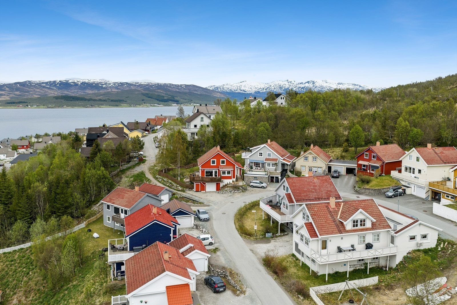 Boligen ligger i et etablert og barnevennlig nabolag i Hamna sør. Galleribilde