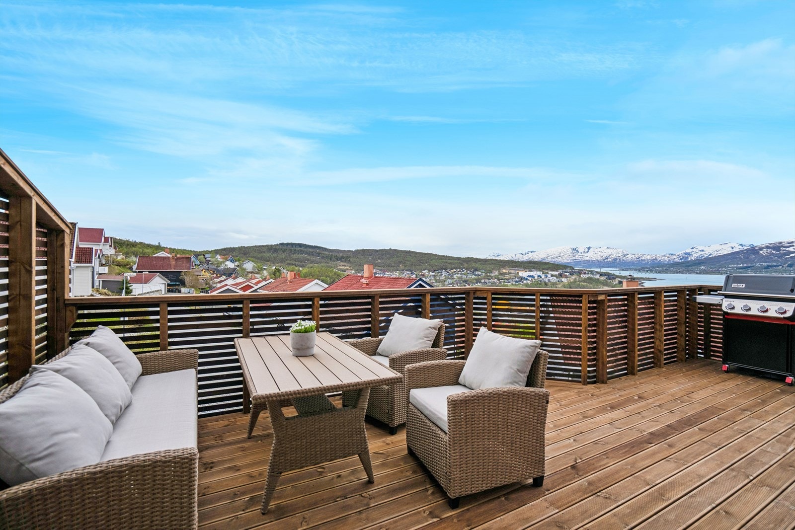Fra stuen er det utgang til en flott og romslig terrasse. Galleribilde