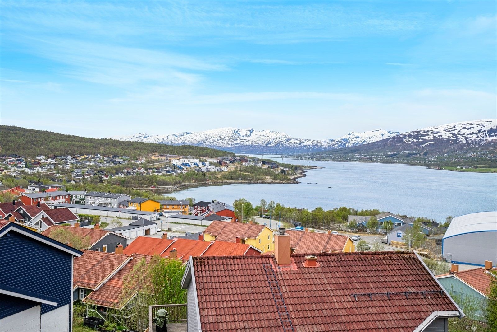 Eiendommen ligger i et attraktivt boligområde, med gangavstand til skoler, barnehager og flotte turområder. Galleribilde