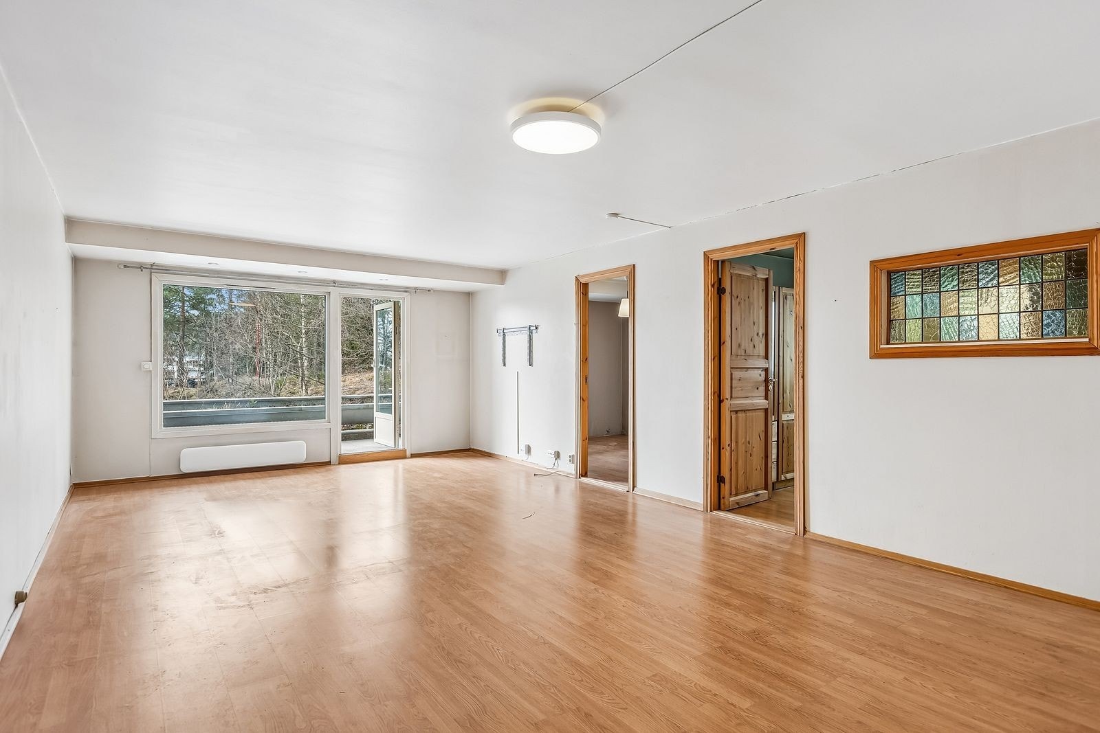 Lys og romslig stue med god plass til sittegruppe og spisegruppe. Galleribilde