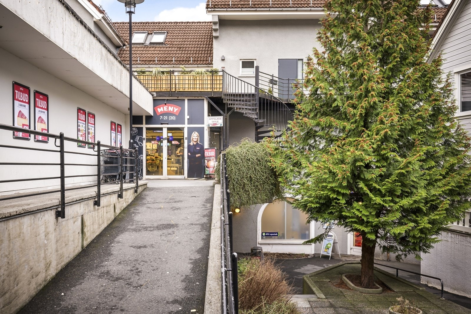Til hverdagens nødvendigheter har man et godt utvalg matbutikker, her vist med rikholdige Meny Støletorget, treningssentre og et godt kollektivtilbud er det kort gangavstand fra leiligheten. Galleribilde