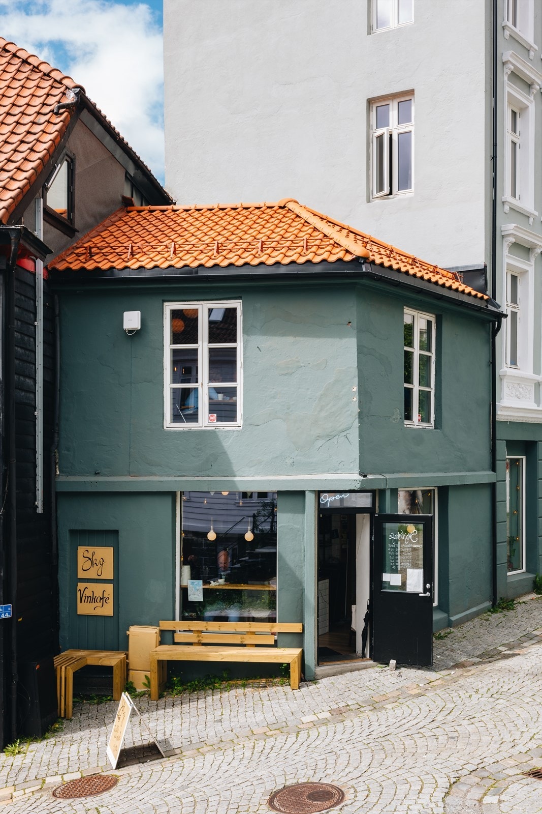SGV vinkafé ligger også i nabolaget - en intim og sjarmerende perle med naturvin i glasset og småretter med stor personlighet. Perfekt for en rolig kveld, en god samtale og følelsen av å være akkurat der du skal. Galleribilde