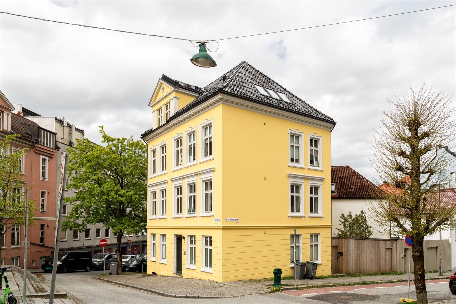 Dette populære nabolaget rommer mennesker i alle livets faser - barneføtter som løper over gatetunet, studenter med kaffe i hånden og framtidsdrømmer i blikket, par som etablerer seg, og eldre bergensere som har fulgt gatens rytme gjennom tiår. Galleribilde