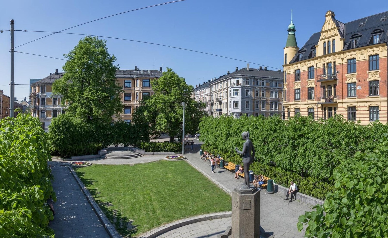 Gåavstand til Bogstadveien med et rikt utvalg av butikker og spisesteder. Her ved Valkyrien Plass. Galleribilde