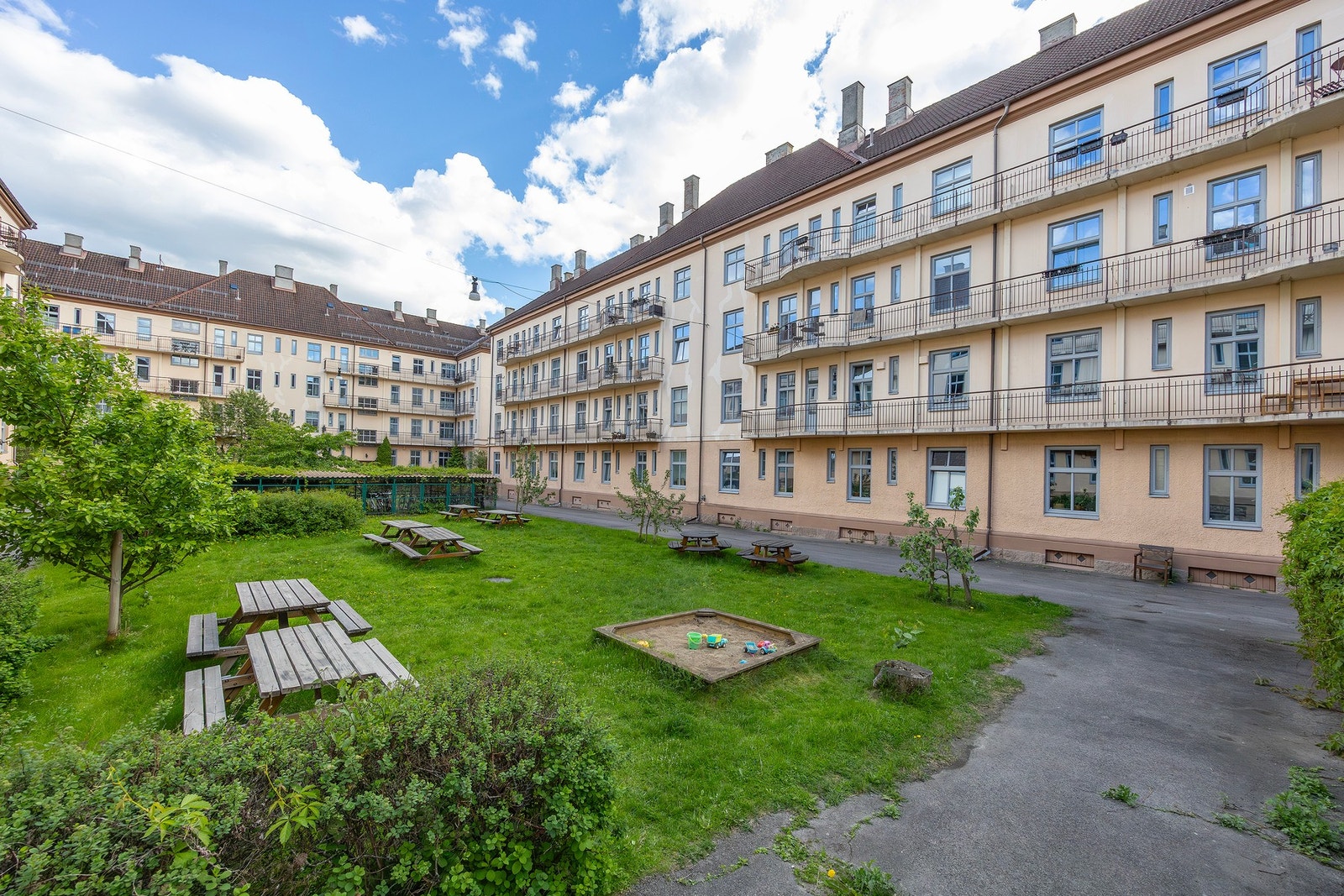 Idyllisk og grønt gårdsrom til glede for alle beboerne. Galleribilde