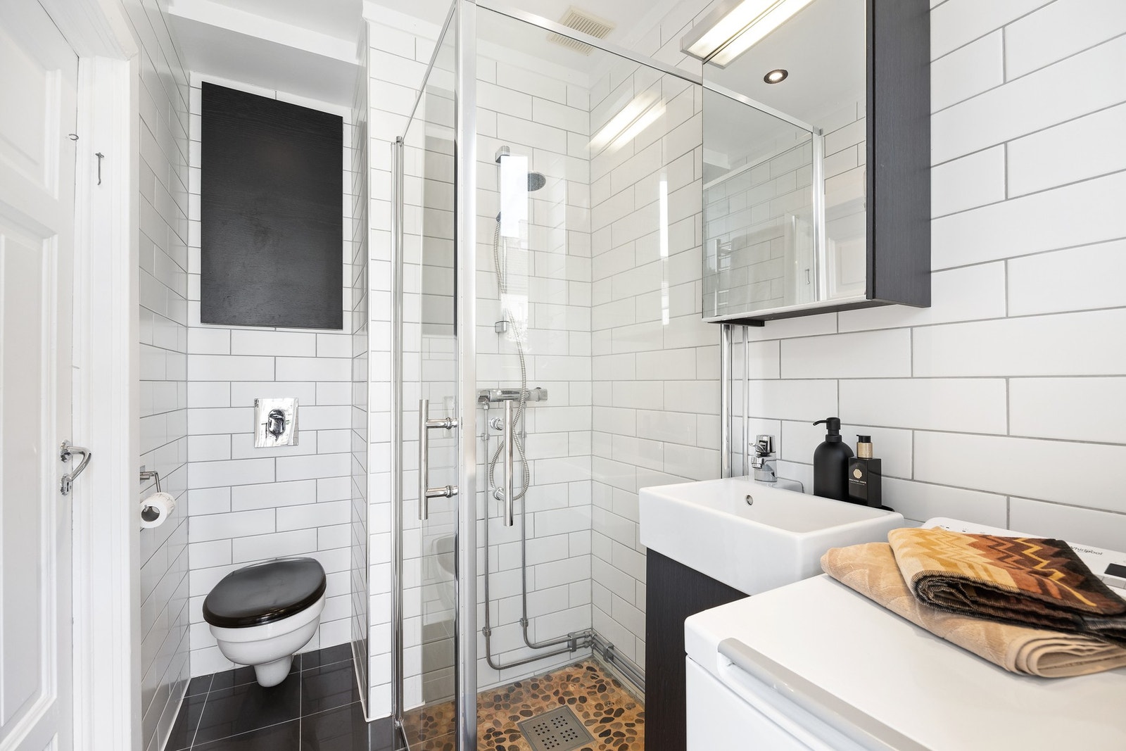Flislagt baderom fra 2012 med gulvvarme, tak med downlights, vegghengt wc og servantinnredning. Galleribilde