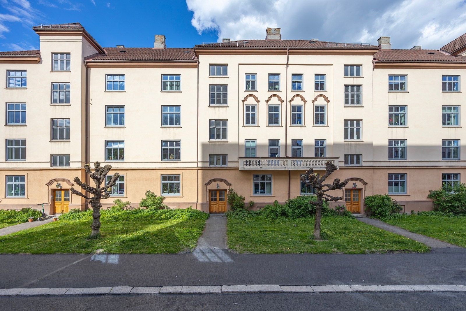 Lys og trivelig 2-roms i 3 etasje i en ærverdig bygård fra 1914. Flott beliggenhet i attraktive Trudvangkvartalet med få minutter til Majorstukrysset og Bogstadveien. Galleribilde