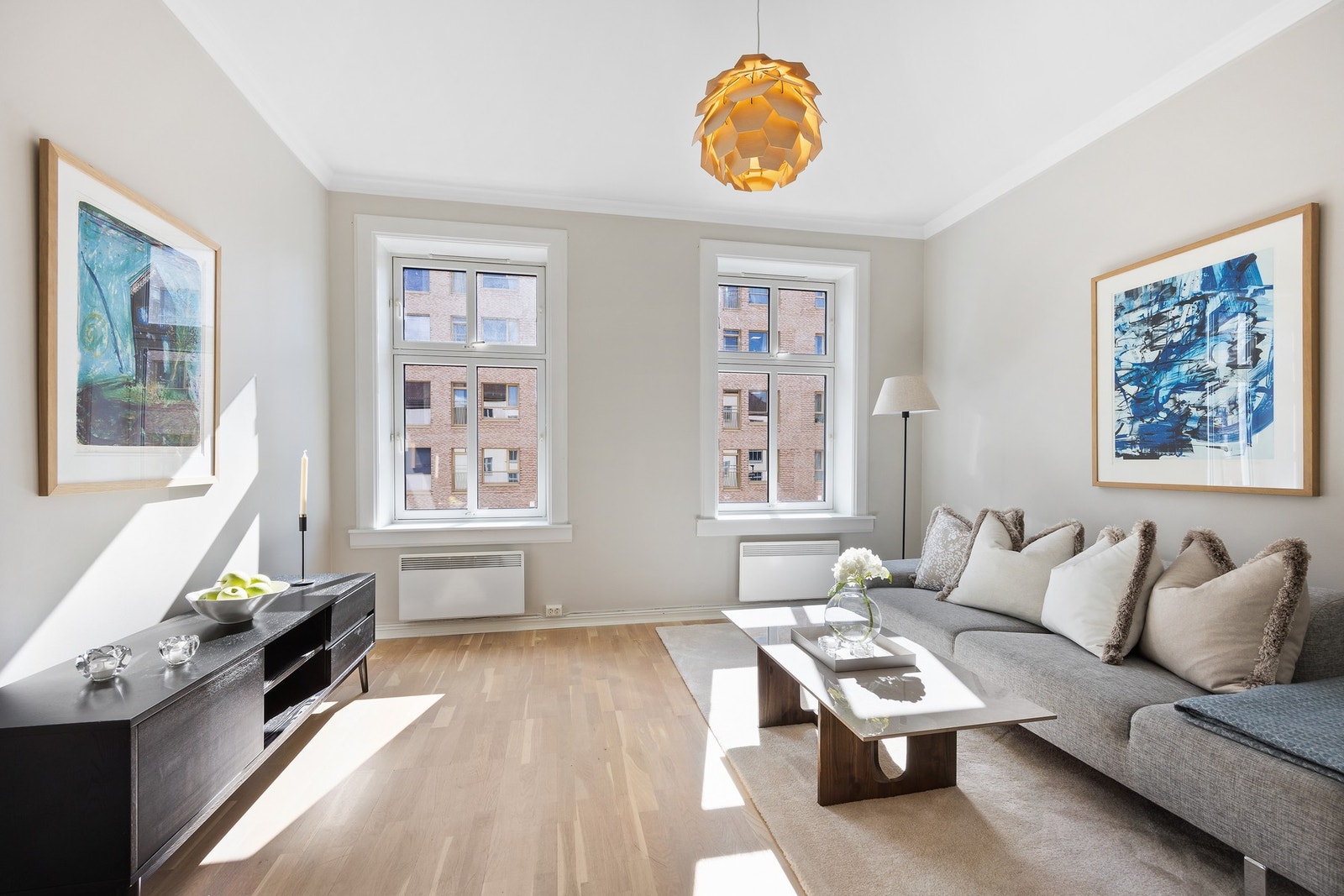 I stuen er det god plass til sofa, sofabord og tv-benk. Vinduer fra 2015. Galleribilde