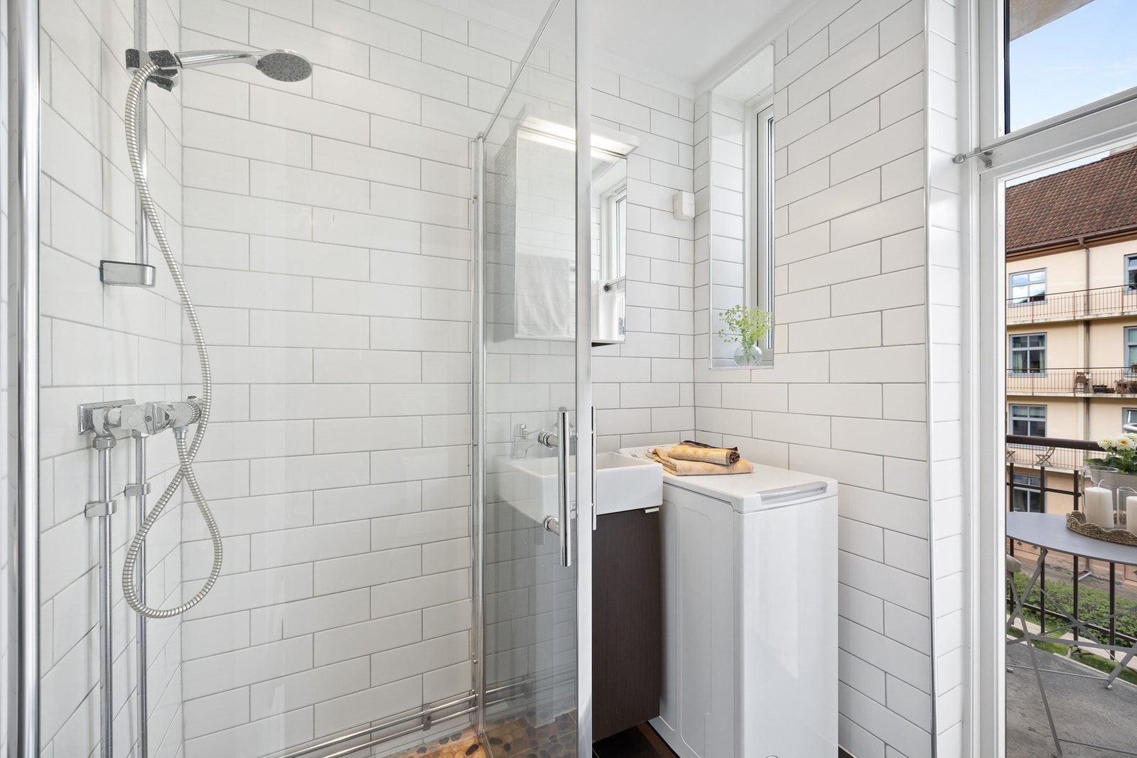 Badet har dusjhjørne og det er opplegg til vaskemaskin. Galleribilde