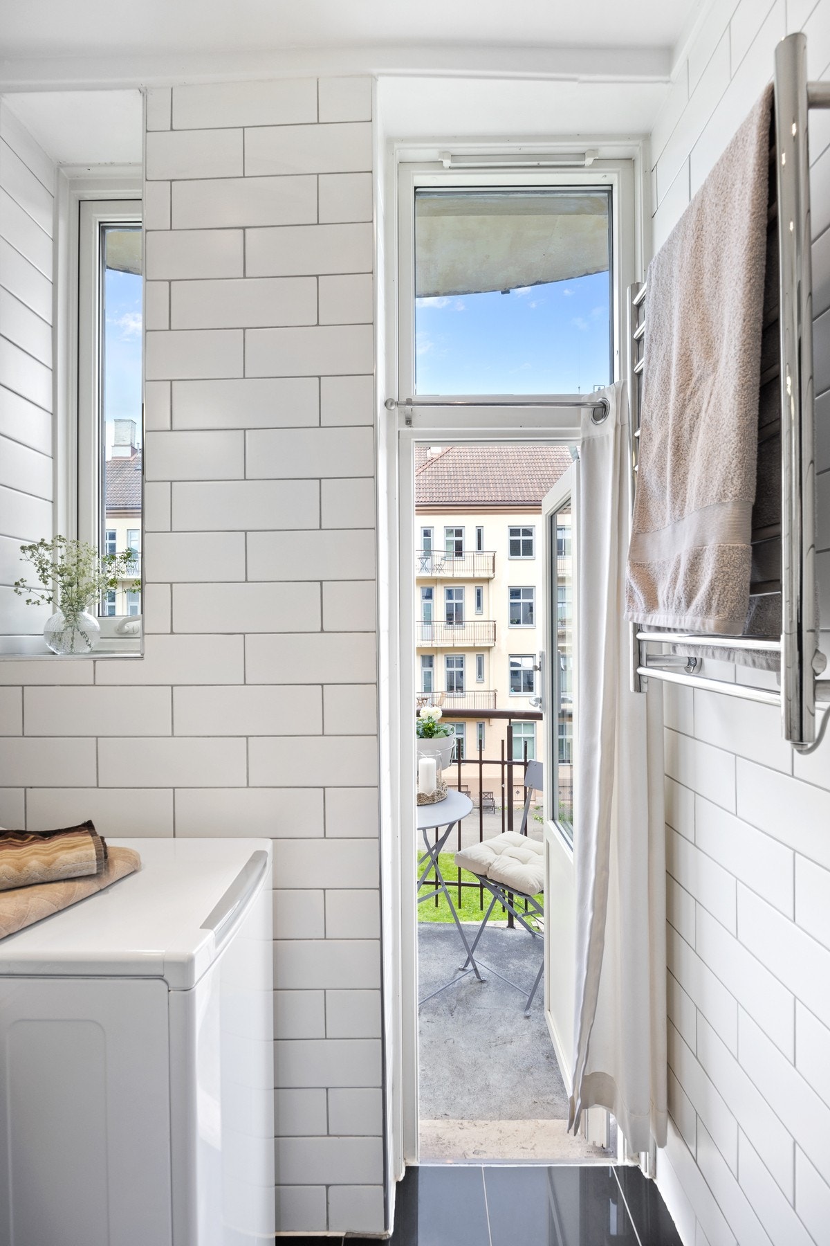 Fra badet er det utgang til en trivelig brannbalkong som vender mot den flotte bakgården. Galleribilde