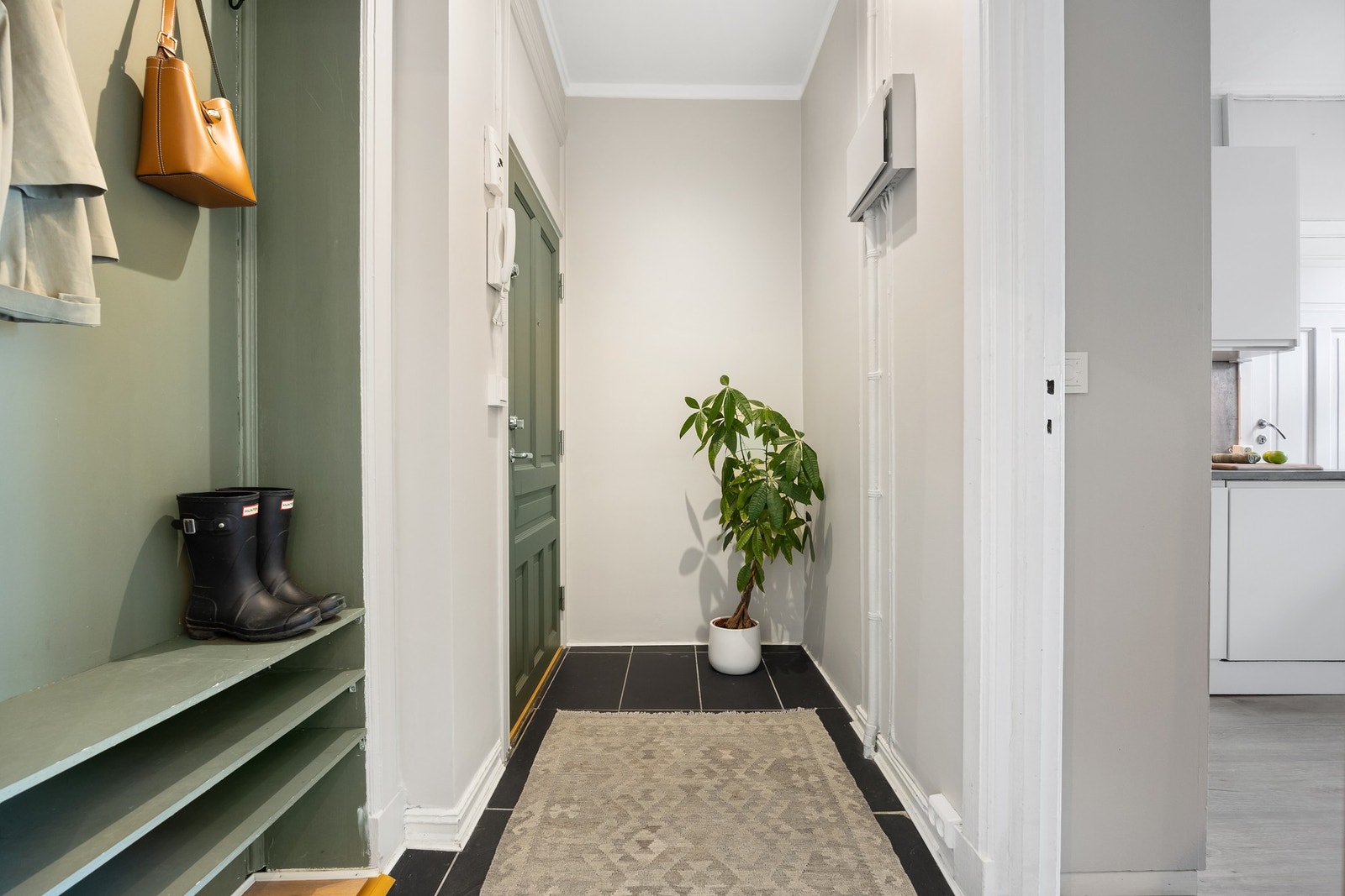 I entréen er det dørcalling og inngangsdøren er fra 2015 (B30/db30). Galleribilde