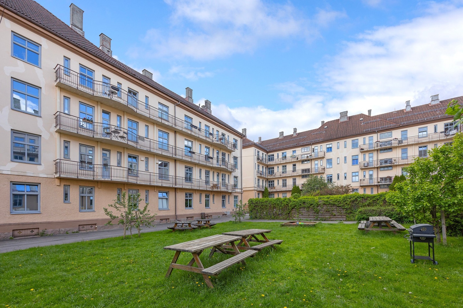 Bakgården er super for soling, avslapning og besøk. Galleribilde