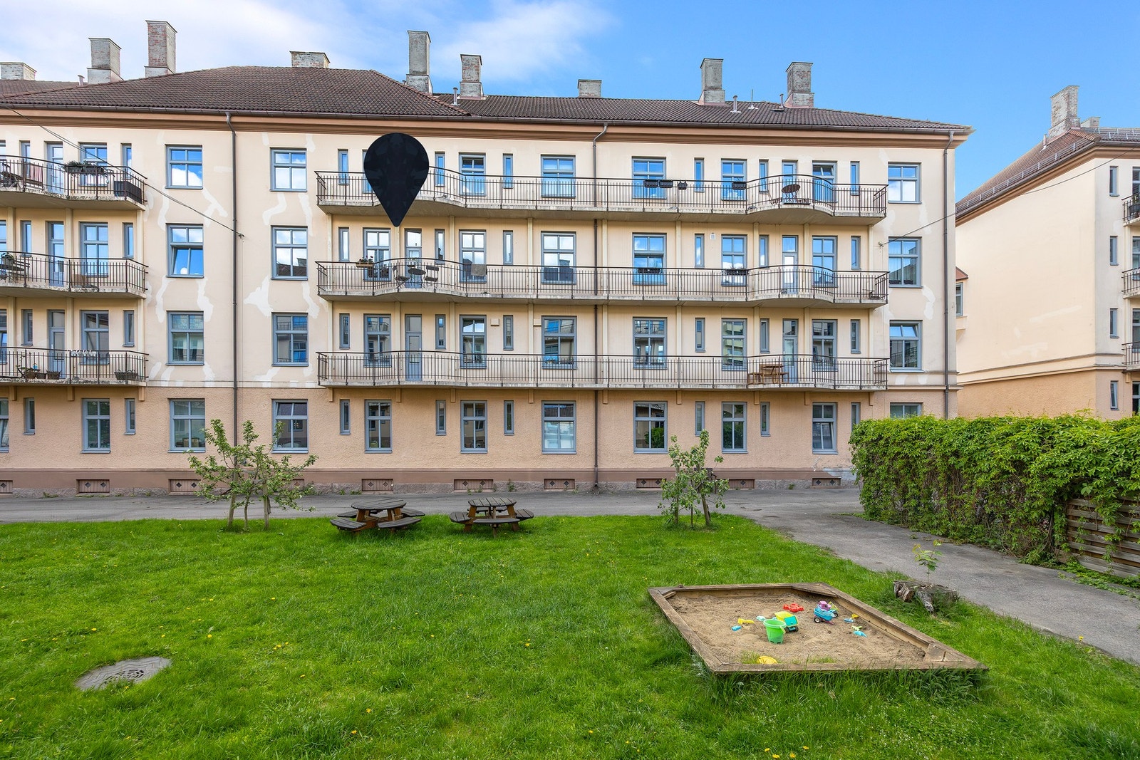 Se pil. Aksjelaget består av 128 leiligheter og er en grønn oase midt i byen med et parkmessig gårdsrom, store plenarealer, sittegrupper, beplantning og griller. Galleribilde