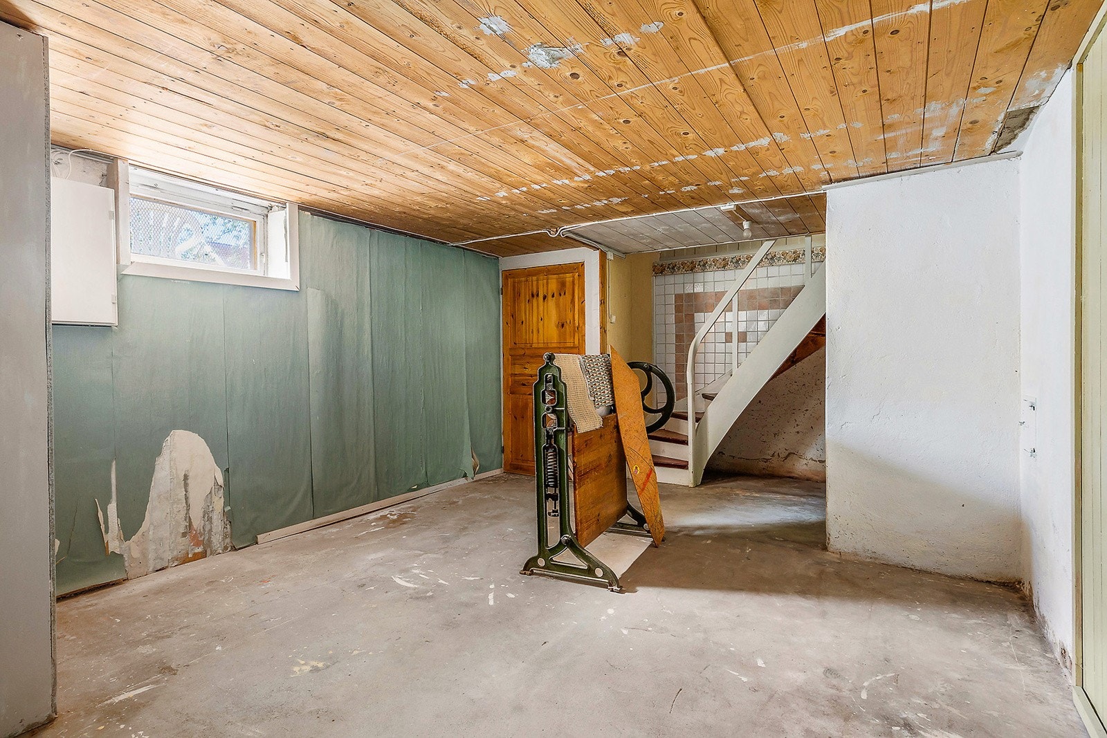 Kjeller med boder og vaskerom Galleribilde