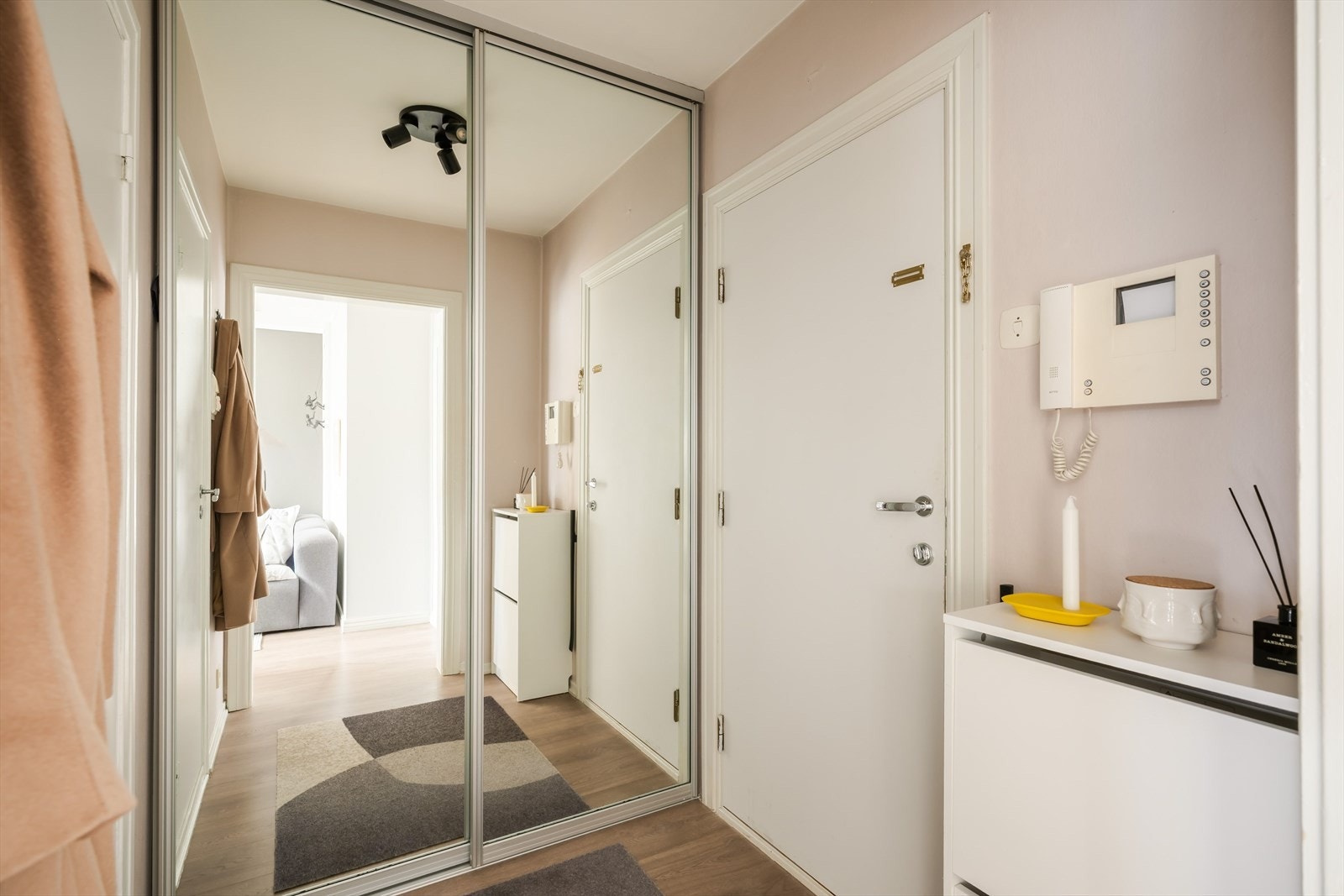 Man ønskes inn i entré som er på 3,5 kvm. Her har man samt en romslig skyvedørsgarderobe med speilfronter. Galleribilde