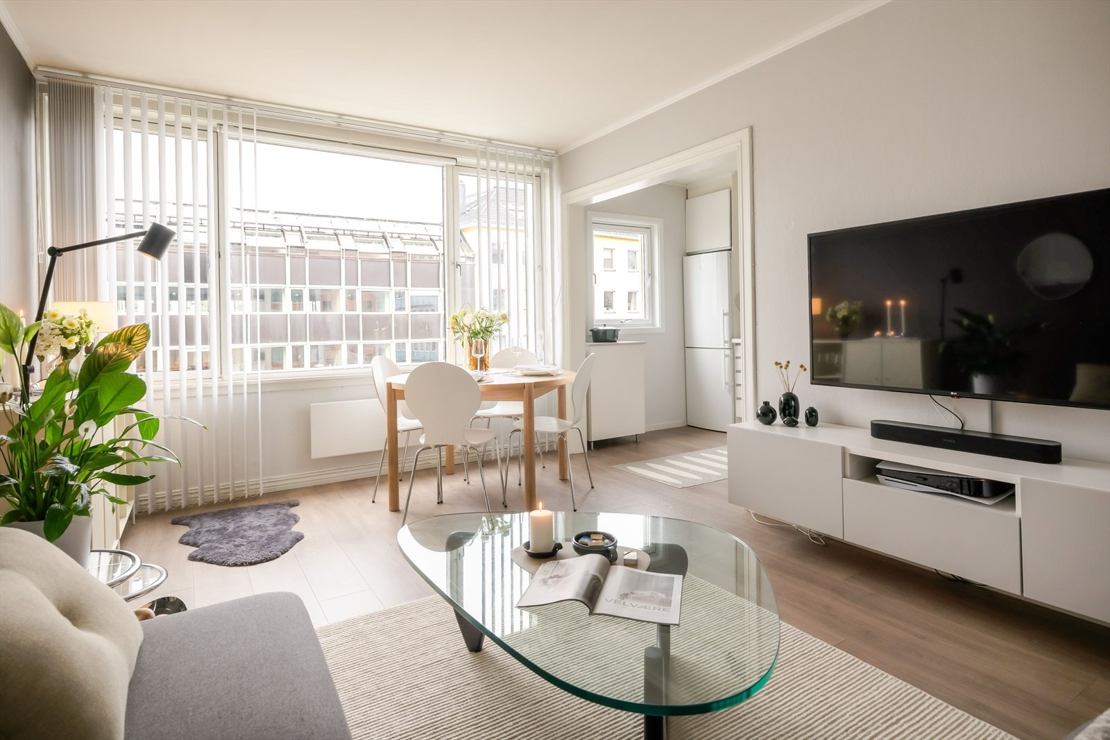 Romslig og lys stue med god plass til sofagruppe og spisegruppe. Galleribilde
