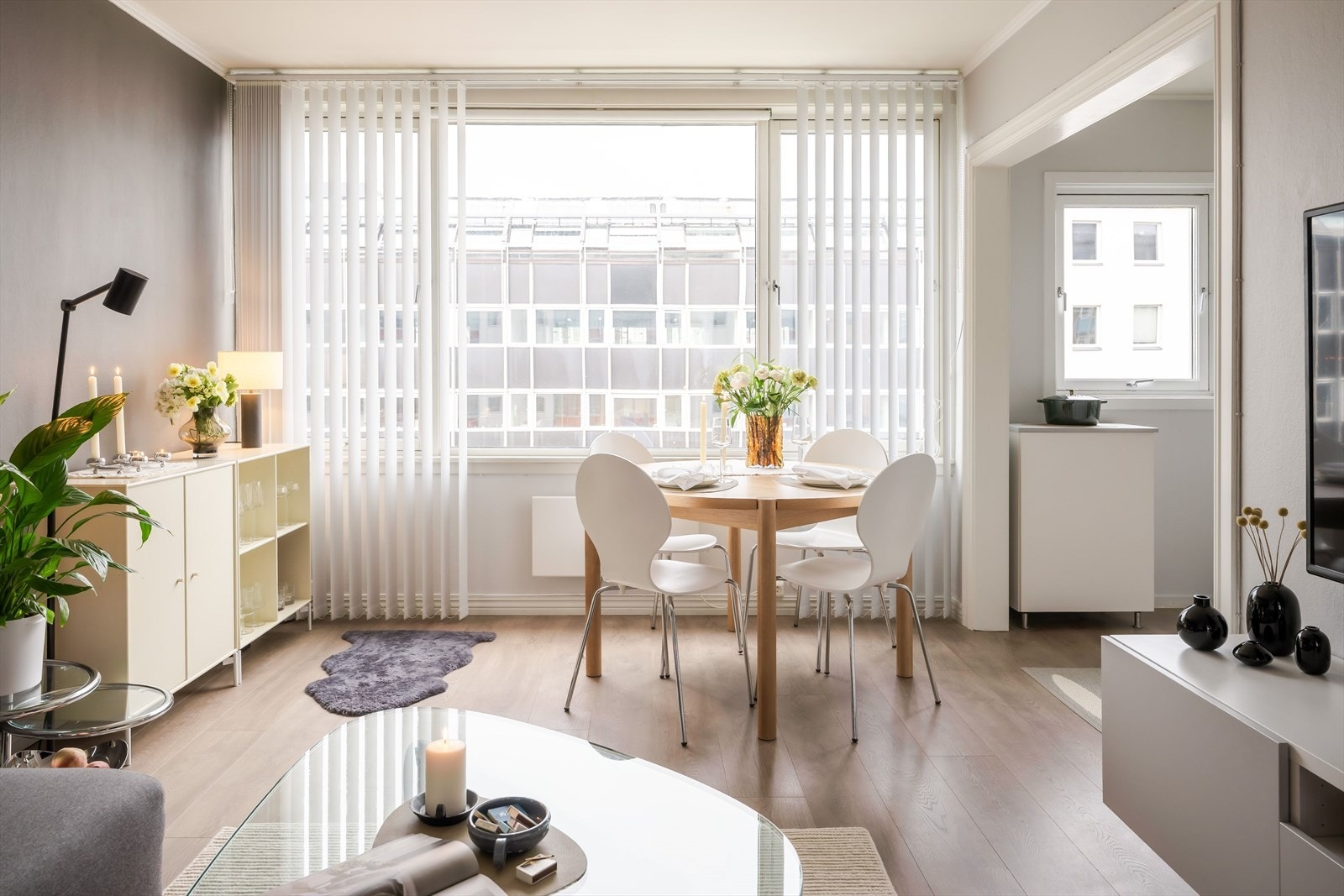 Utstrakte vindusflater som slipper inn rikelig med dagslys. Galleribilde