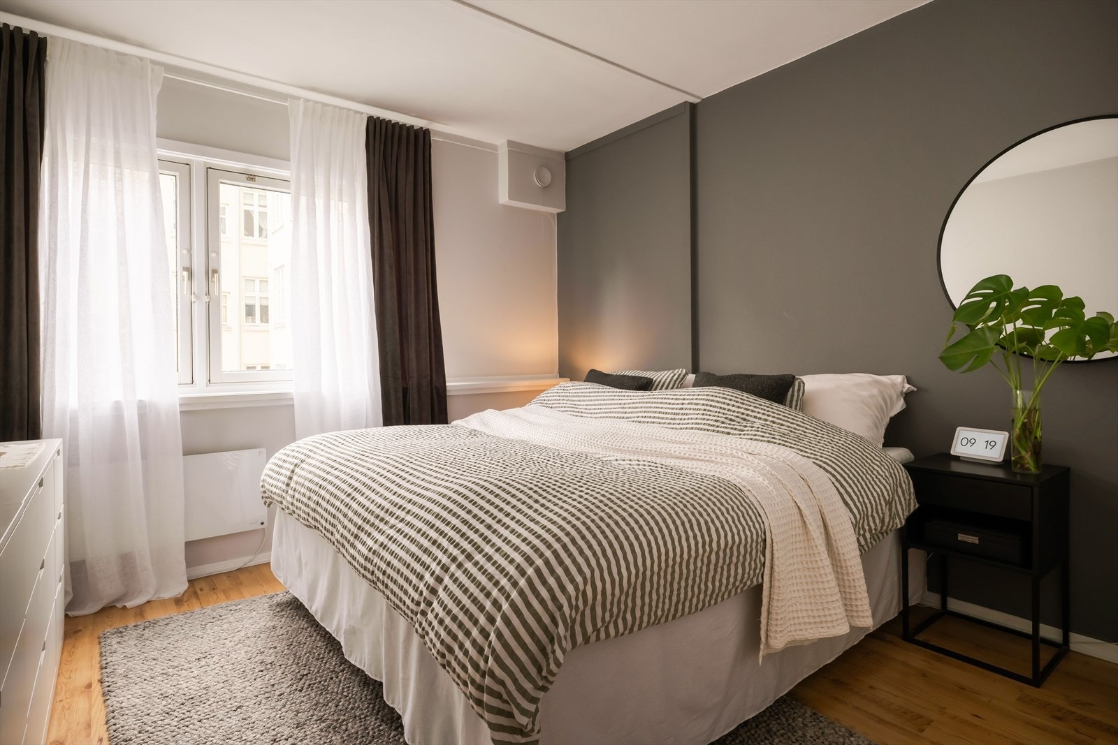 Soverommet er malt i moderne farger og kan enkelt innredes med både dobbeltseng og tilhørende møblement. Galleribilde