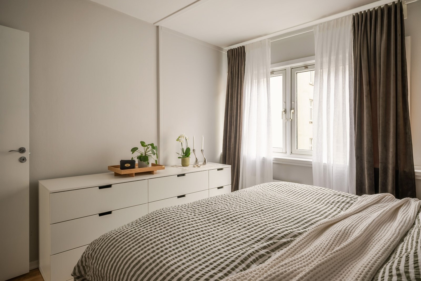 Med store vindusflater får soverommet rikelig med naturlig lys som skaper en varm og behagelig atmosfære. Soverommet er vendt ut mot stille og rolig bakgård. Galleribilde