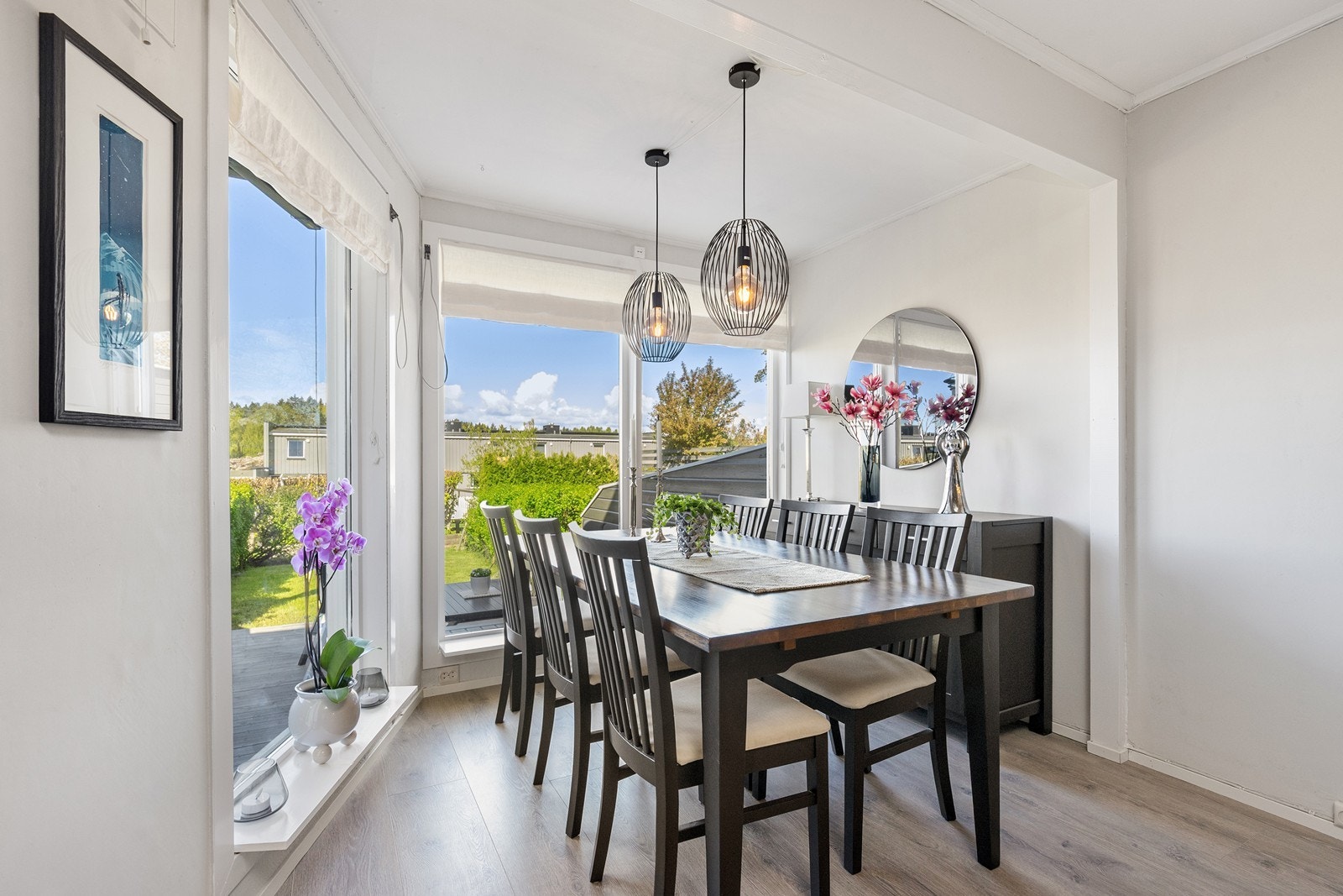 Spisestuen er plassert i karnappet med store vindusflater ut mot hagen. Galleribilde