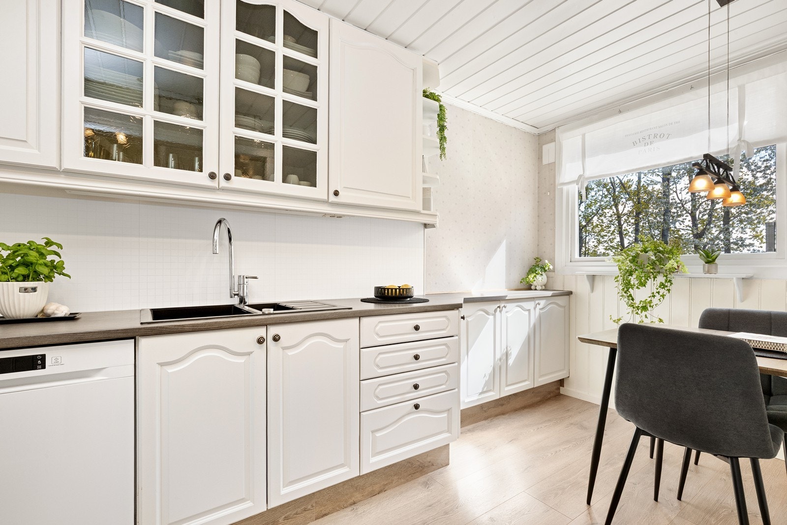 Fra entreen er det inngang til kjøkkenet, som er godt utstyrt med skap og benkeplass, samt avsatt plass til et lite spisebord. Galleribilde