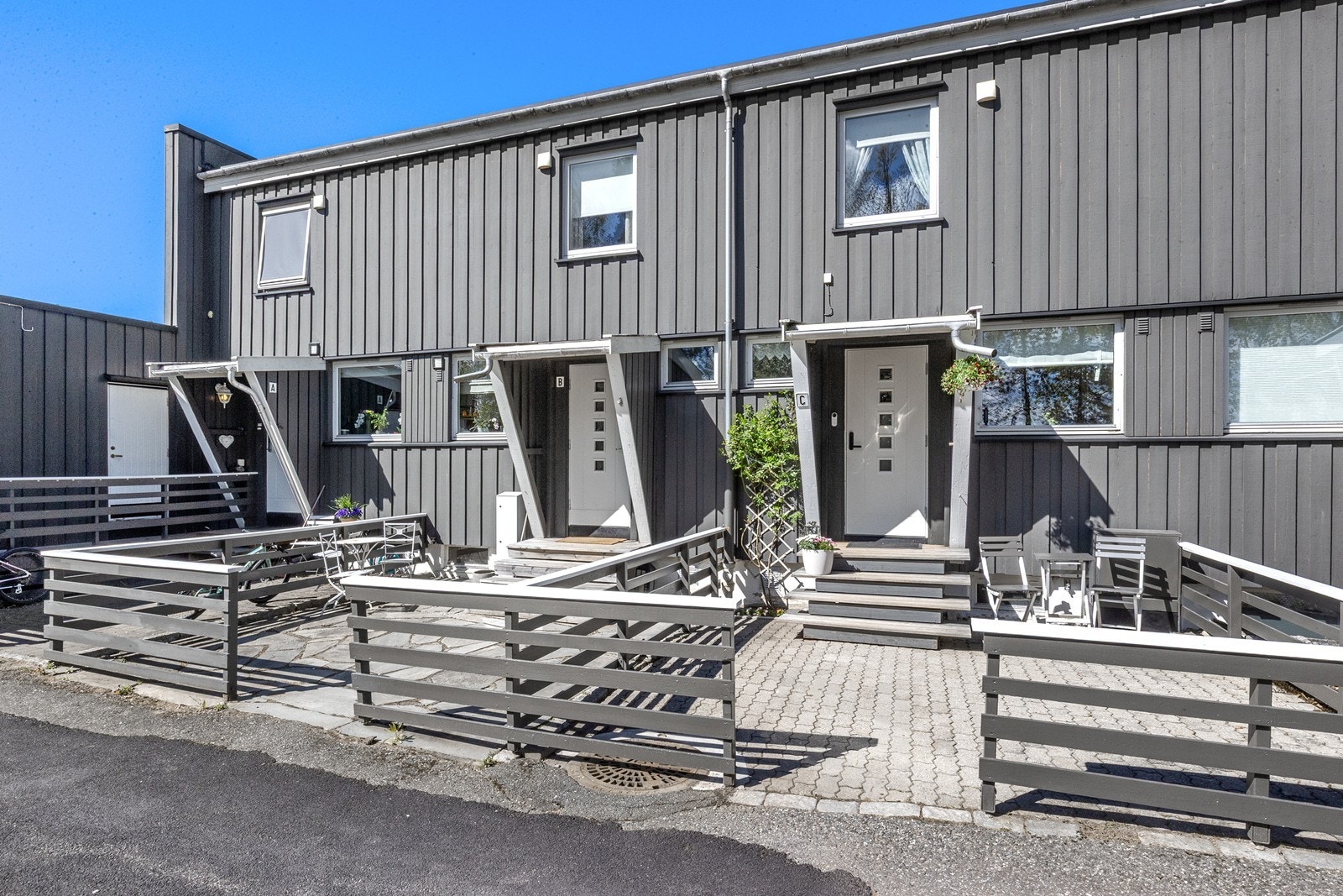 Steinsatt og inngjerdet inngangsparti med plass for en liten sittegruppe. Galleribilde