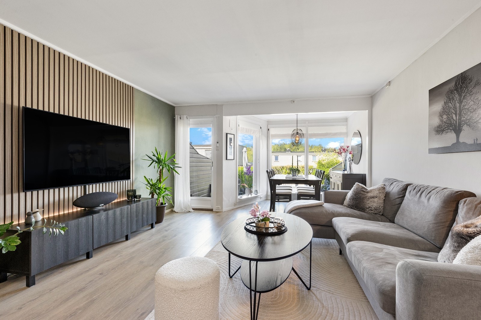 Stuen har god plass til både sofagruppe og spisebord, med utgang til terrassen. Galleribilde