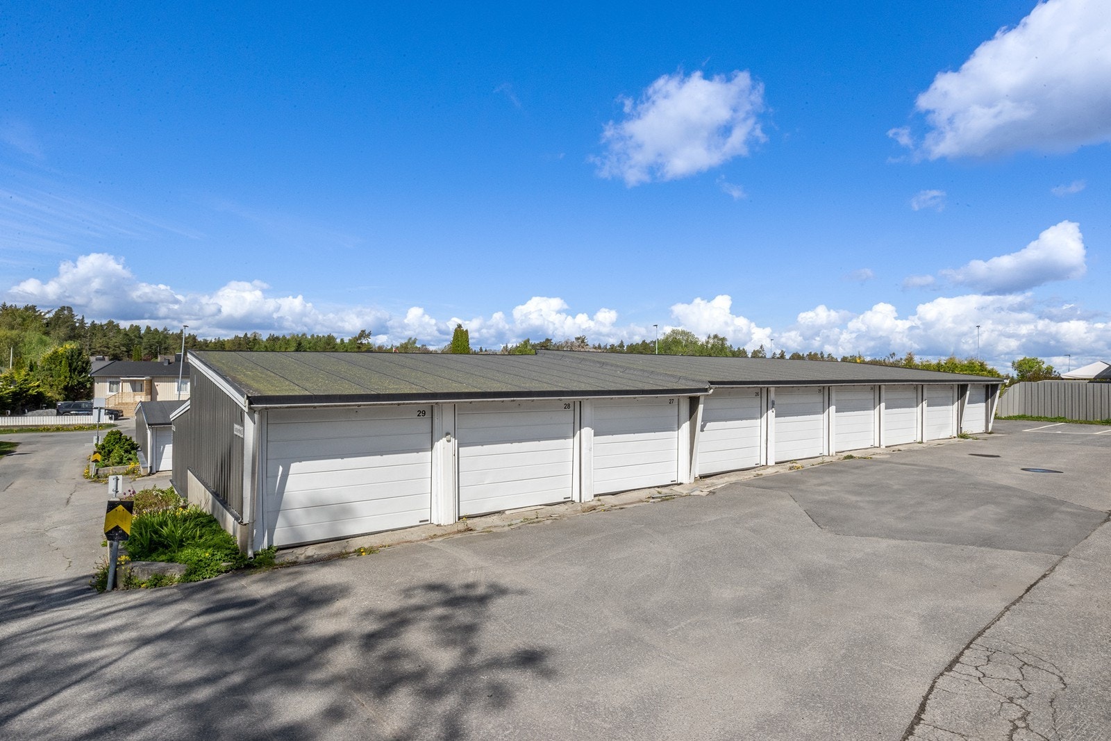 Garasje i fellesrekke med automatisk port fra 2018 og elbillader installert i 2021. Garasje nr 27. Galleribilde