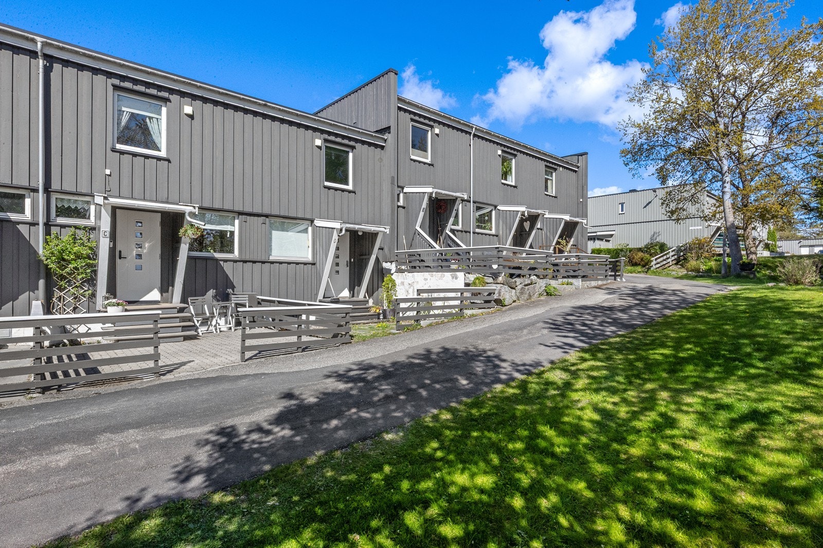 Med en rolig og barnevennlig beliggenhet i Åsgård borettslag er det kort og trygg vei til skole og barnehage. Galleribilde