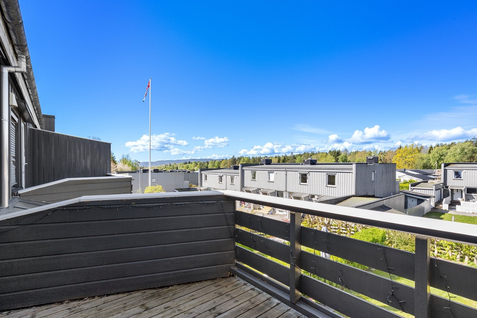 Fra balkongen er det utsikt over det rolige og veletablerte borettslaget. Galleribilde