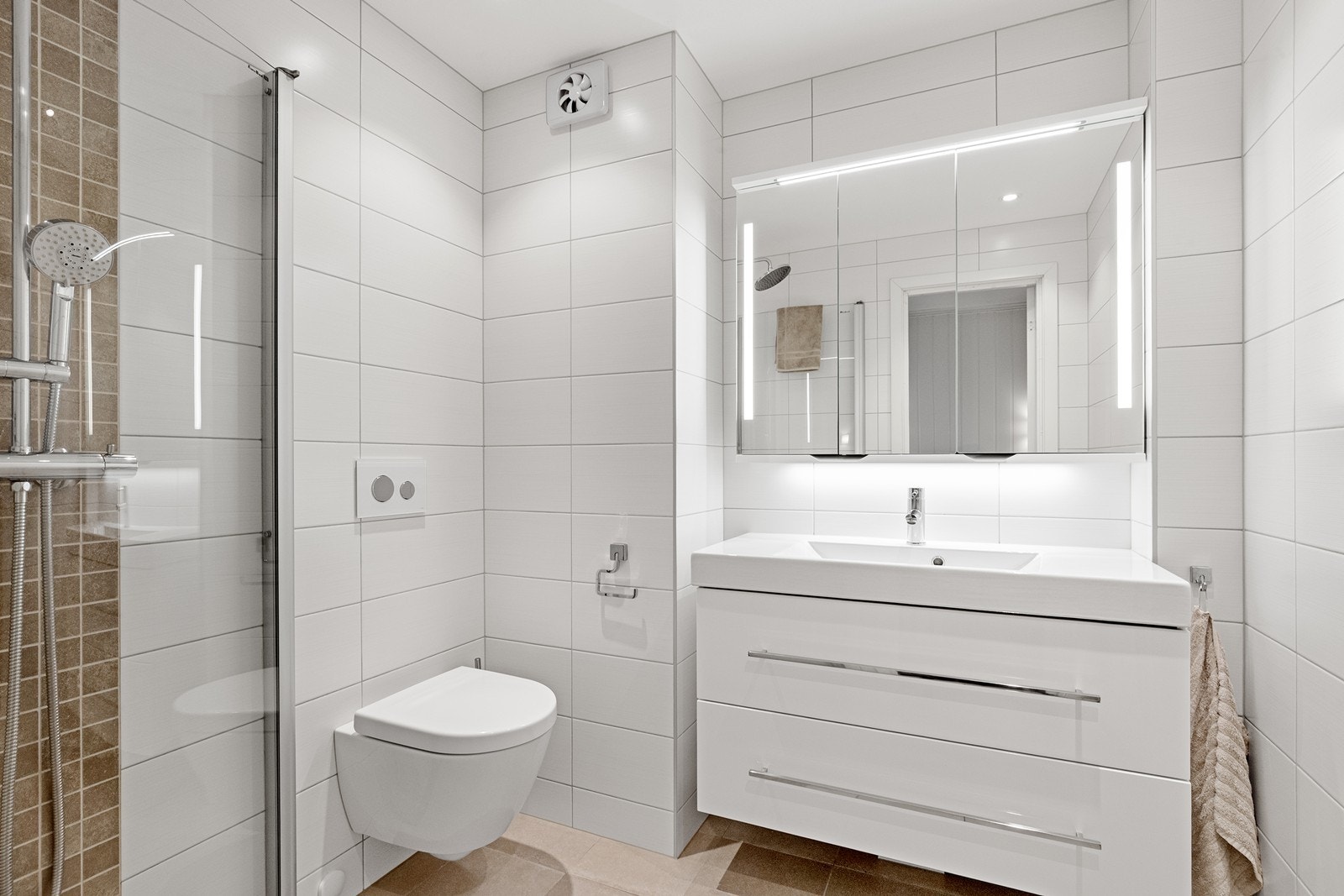 Badet i andre etasje ble oppgradert i 2015 med fliser, gulvvarme og downlights. Galleribilde