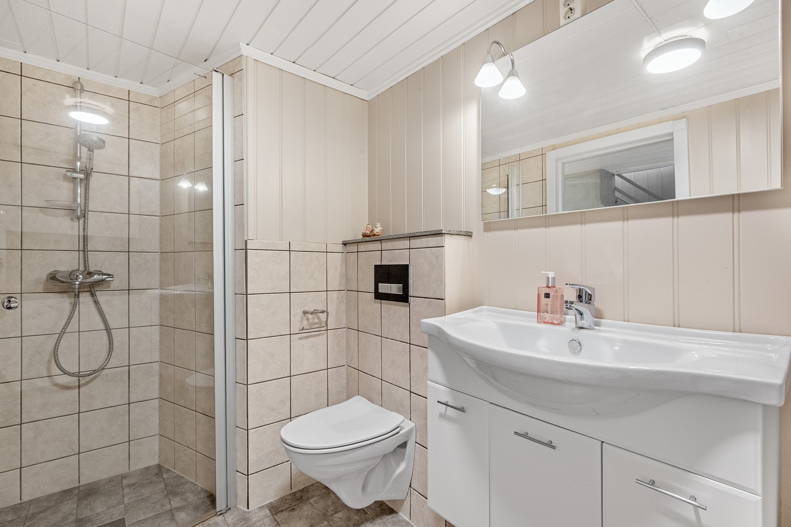 Badet i kjelleren har gulvvarme, vegghengt toalett og opplegg for vaskemaskin. Galleribilde