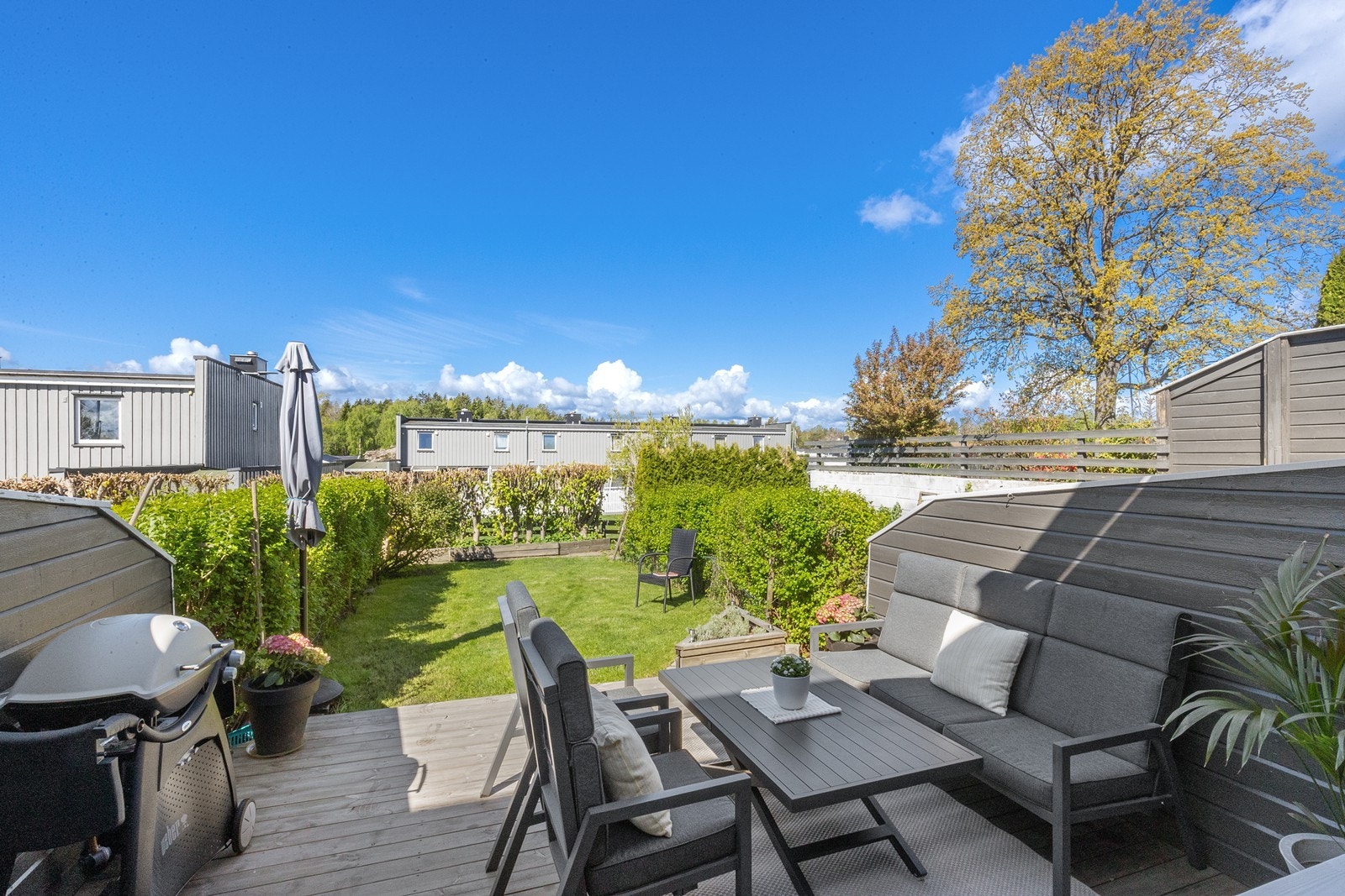Innholdsrikt rekkehus med skjermet terrasse og en flott solrik intern beliggenhet. Garasje med elbil-lader. Galleribilde