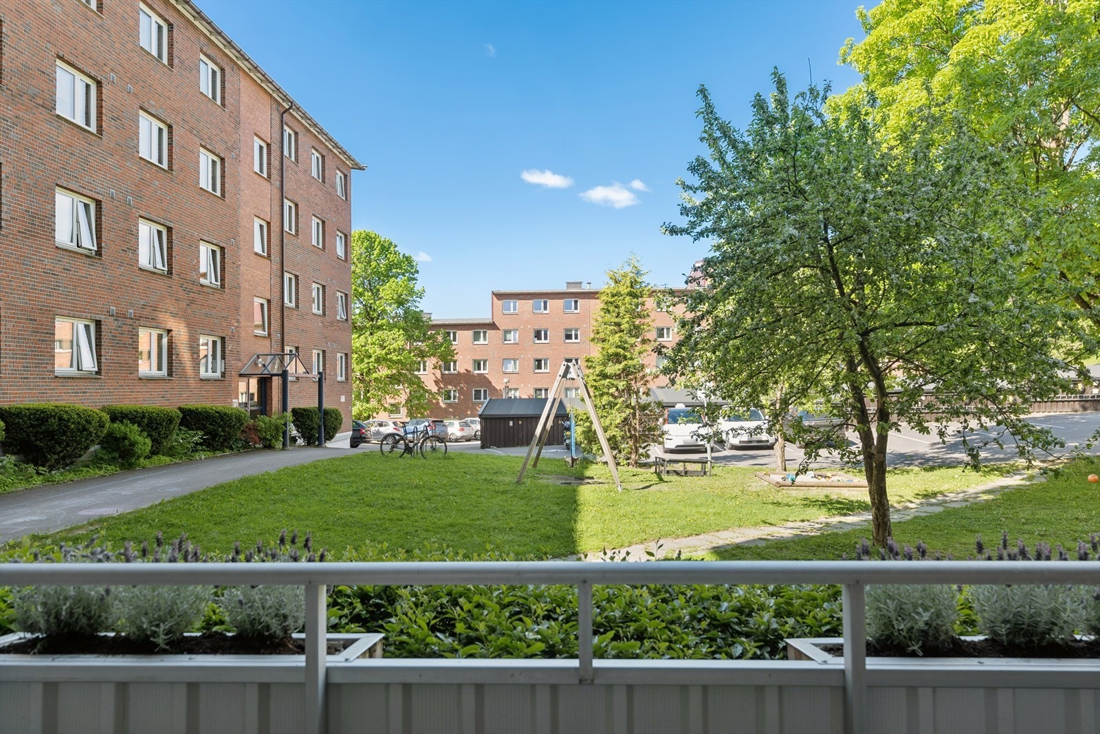 Trivelig utsyn over grønne fellesområder Galleribilde