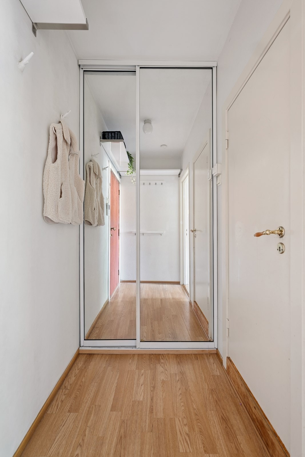 Entréen er innredet med en praktisk skyvedørsgarderobe med gode oppbevaringsmuligheter Galleribilde
