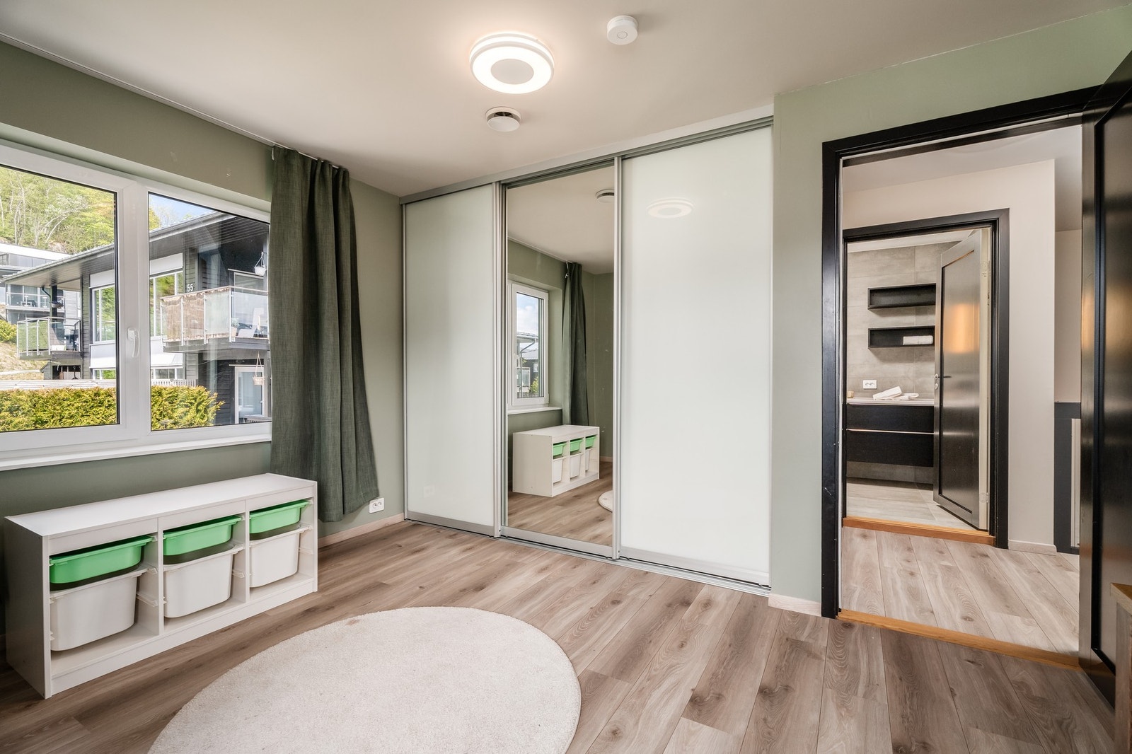 Rommet er utstyrt med skyvedørsgarderobe med helfigurspeil. Galleribilde