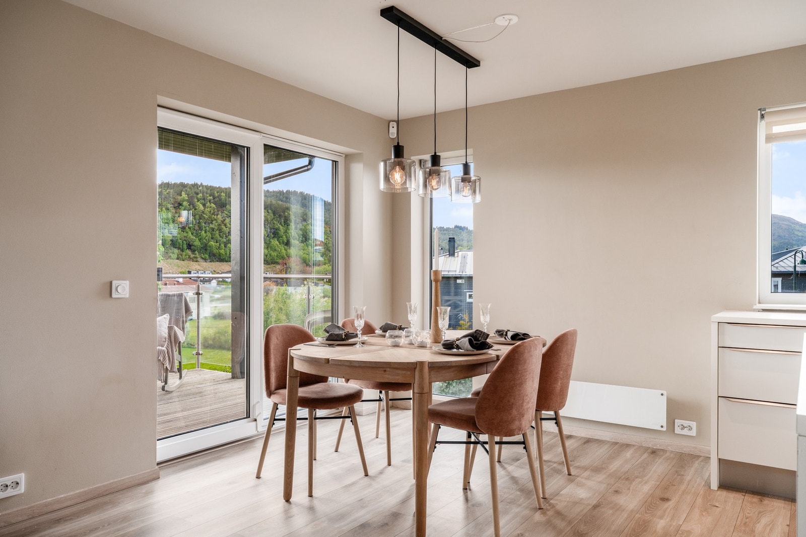 Spiseavdeling. Det er utgang til veranda fra allrommet. Galleribilde