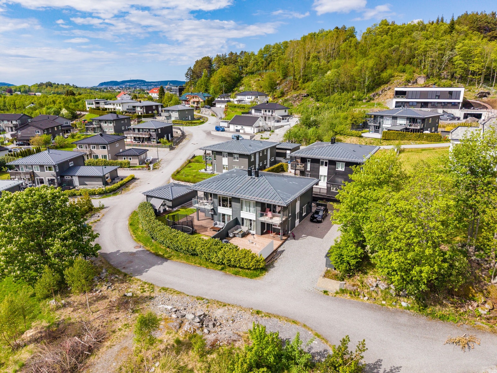 Boligen ligger flott til på den beste plasseringen i feltet ved enden av veien. Galleribilde