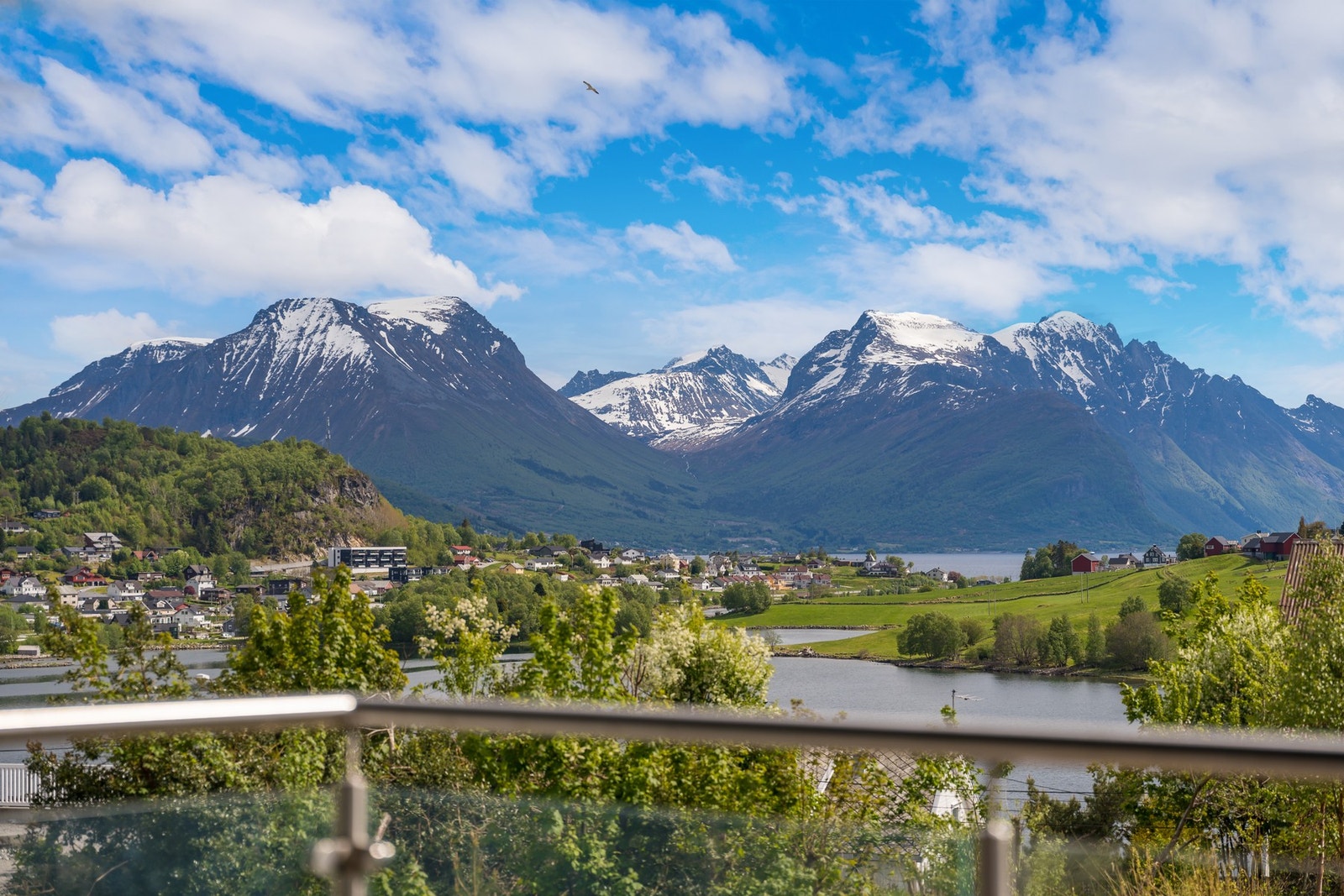 Fantastisk utsikt fra verandaen utover Sunnmørsalpene og omkringliggende natur. Galleribilde