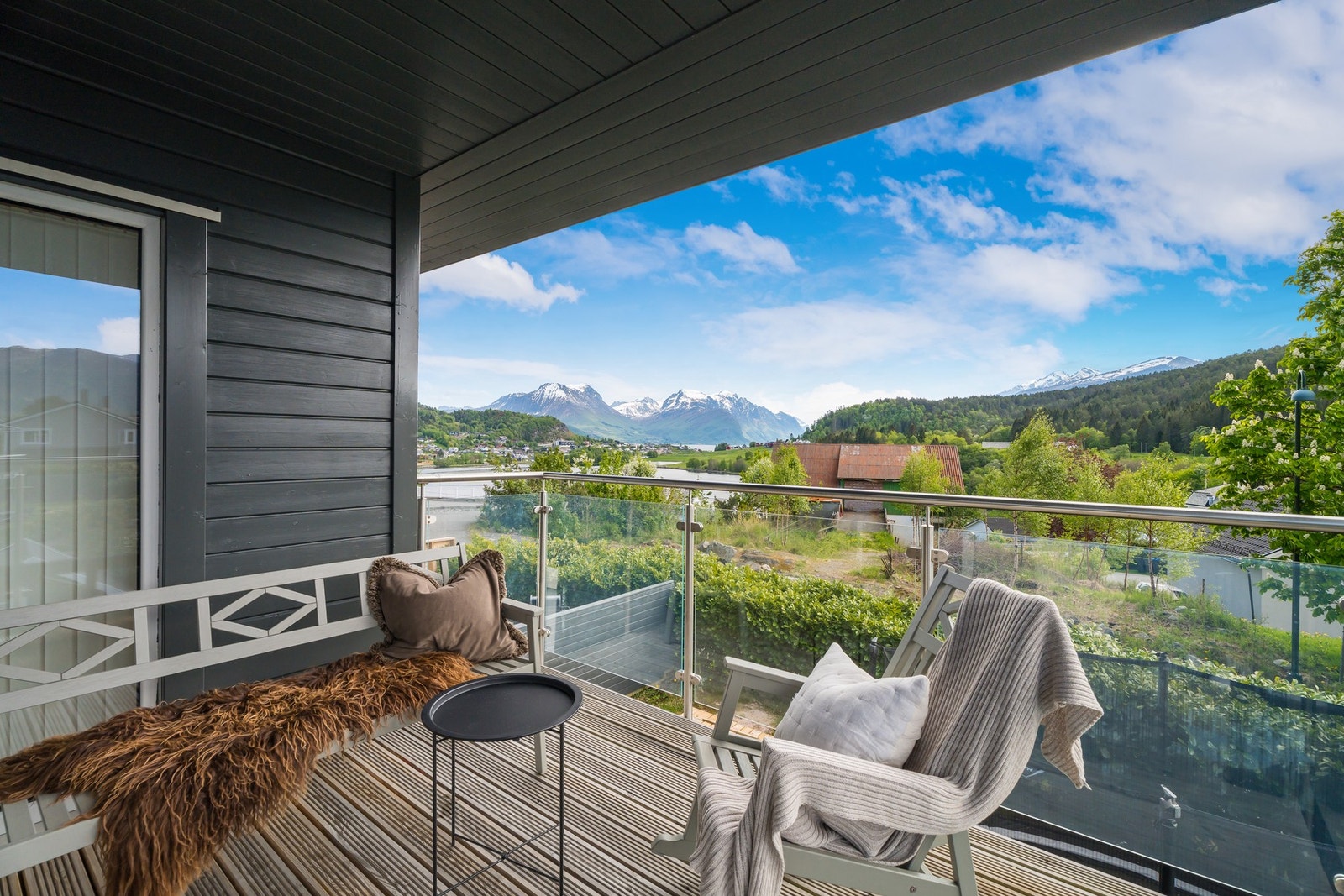 Det er rom for ønsket utemøblement på verandaen. Galleribilde